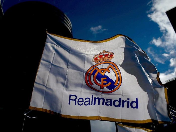 MADRID, SPAIN - JANUARY 31: A Real madrid flag flutters displayed at a merchandaising stall at Estadio Santiago Bernabeu outdoors before the La Liga match between Real Madrid CF and Real Sociedad de Futbol  on January 31, 2015 in Madrid, Spain.  (Photo by Gonzalo Arroyo Moreno/Getty Images)