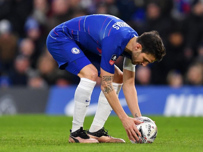 LONDON, ENGLAND - JANUARY 05:  Cesc Fabregas of Chelsea puts the ball on the penalty spot ahead of missing a penalty during the FA Cup Third Round match between Chelsea and Nottingham Forest at Stamford Bridge on January 5, 2019 in London, United Kingdom. (Photo by Justin Setterfield/Getty Images)
