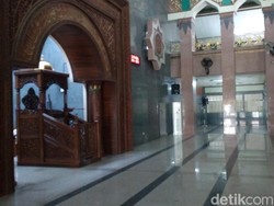 Cegah Penularan Corona, Masjid At Taqwa Cirebon Gulung Karpet