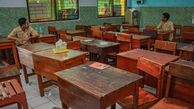 Siswa duduk di dalam ruang MAN 1 Jombang, Jawa Timur, Senin (16/3/2020). Guna antisipasi penyebaran virus Corona atau Covid-19, Pemerintah Kabupaten Jombang meliburkan siswa sekolah hingga perguruan tinggi mulai 17-31 Maret 2020. Seluruh siswa akan mengikuti proses belajar mengajar di rumah. ANTARA FOTO/Syaiful Arif/foc.