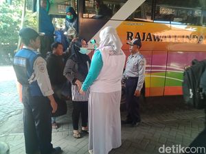 Penumpang di Stasiun dan Terminal Bojonegoro Mulai Dicek Kesehatannya Penumpang di Stasiun dan Terminal Bojonegoro Mulai Dicek Kesehatannya
