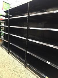 Stok beras kosong di salah satu swalayan di London, Inggris