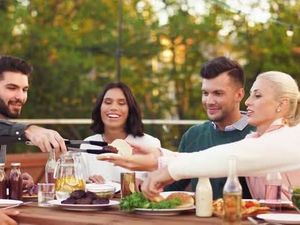 Ahli Kesehatan Beri 5 Tips Aman Makan di Restoran selama Wabah Virus Corona