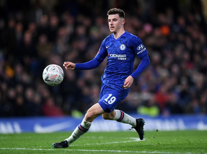 LONDON, ENGLAND - MARCH 03: Mason Mount of Chelsea runs with the ball during the FA Cup Fifth Round match between Chelsea FC and Liverpool FC at Stamford Bridge on March 03, 2020 in London, England. (Photo by Shaun Botterill/Getty Images)
