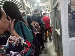 Penumpang TransJakarta Dibatasi 20 Orang, Antrean Mengular di Halte Sunter