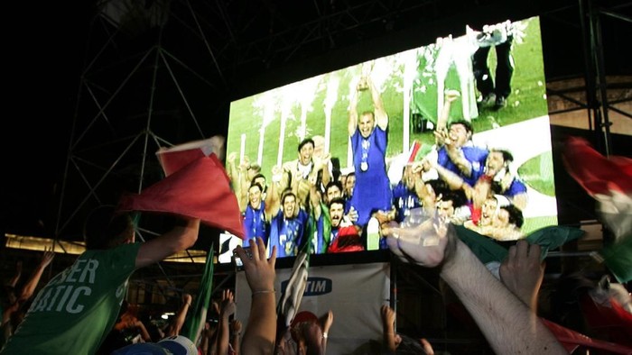 NAPLES, ITALY - JULY 9: Italian football fans celebrate Italys victory over France on July 9, 2006 in Naples, Italy. Italy defeated France 5-3 on penalties in the 2006 World Cup finals in Germany. (Photo by Salvatore Laporta/Getty Images)