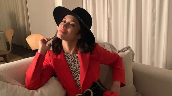 Momen Stylish Bond Girl Olga Kurylenko Sebelum Kena Virus Corona
