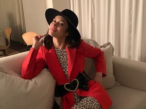 Momen Stylish Bond Girl Olga Kurylenko Sebelum Kena Virus Corona