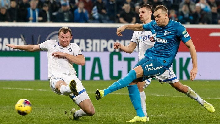 SAINT PETERSBURG, RUSSIA - DECEMBER 06: Artem Dzyuba (R) of FC Zenit Saint Petersburg shoots on goal as Vladimir Rykov (L) and Grigori Morozov of FC Dynamo Moscow defend during the Russian Premier League match between FC Zenit Saint Petersburg and FC Dynamo Moscow on December 6, 2019 in Saint Petersburg, Russia. (Photo by Epsilon/Getty Images)