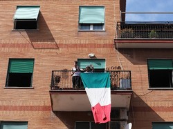 Warga Italia Main Musik dari Rumah Masing-masing di Tengah Wabah Corona