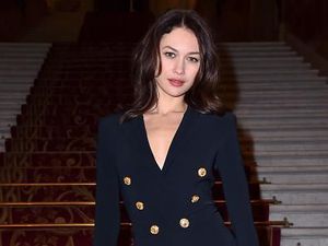 Positif Corona, Bintang Film James Bond Olga Kurylenko Isolasi Diri