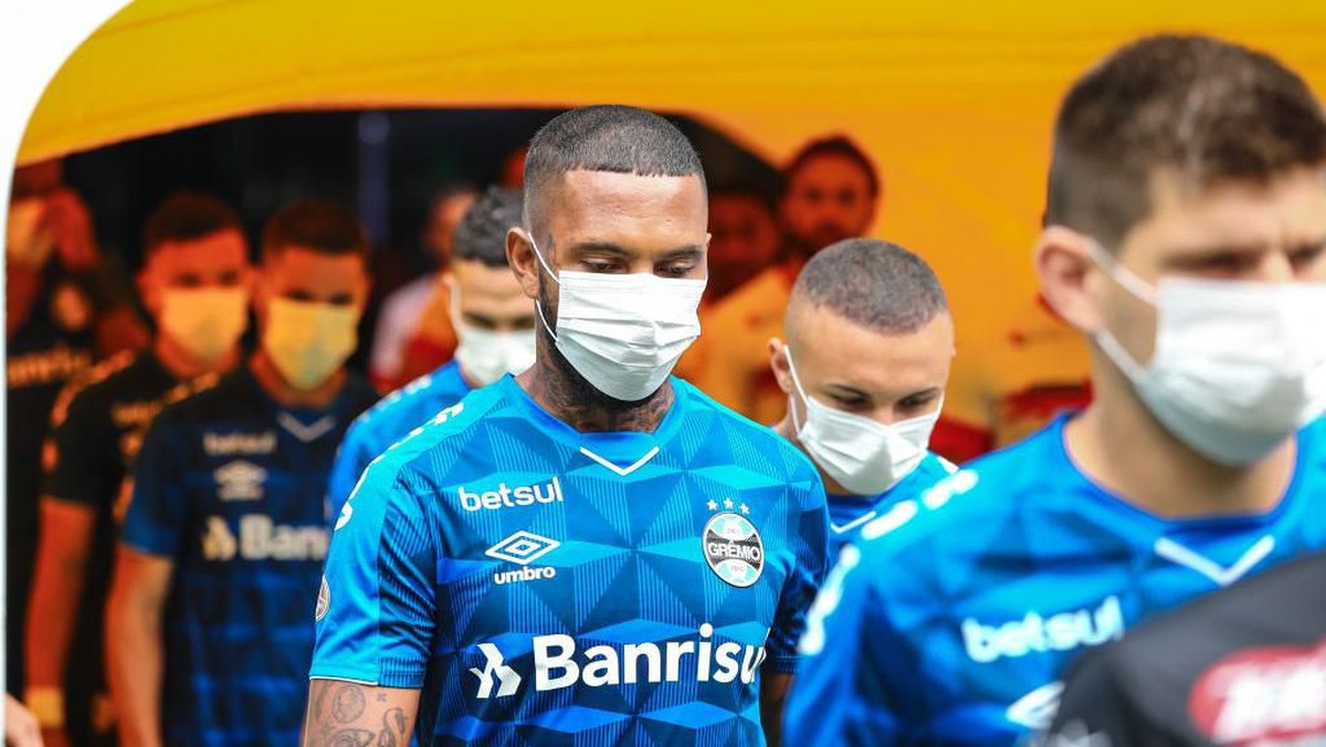 Pemain-pemain Gremio sempat masuk ke lapangan sambil memakai masker, meski dilepas saat bertanding. Foto: Lucas Uebel/Getty Images