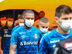 Cegah Corona, Pesepakbola Disarankan Pakai Masker Saat Bertanding