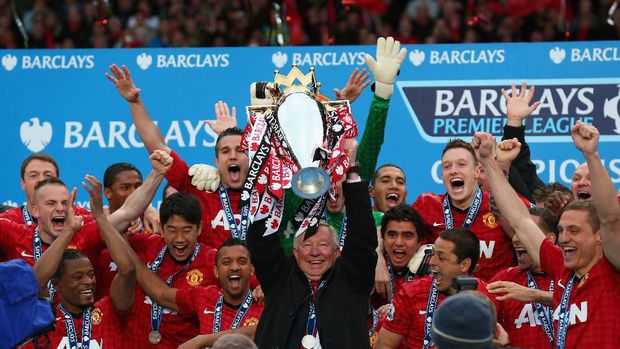 MANCHESTER, ENGLAND - MAY 12: Manchester United Manager Sir Alex Ferguson lifts the Premier League trophy following the Barclays Premier League match between Manchester United and Swansea City at Old Trafford on May 12, 2013 in Manchester, England. (Photo by Alex Livesey/Getty Images)