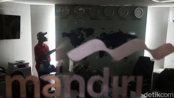 Penyemprotan Disinfektan di Bank Mandiri