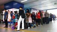 Potret Antrean Panjang Penumpang Stasiun MRT Fatmawati