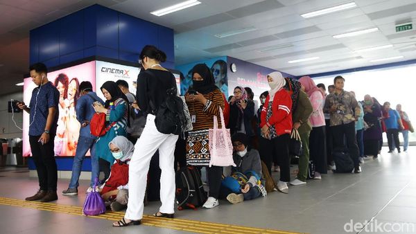 Potret Antrean Panjang Penumpang Stasiun MRT Fatmawati