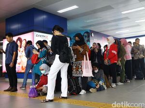 Potret Antrean Panjang Penumpang Stasiun MRT Fatmawati
