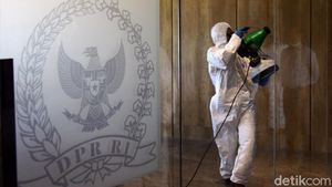 Giliran Gedung DPR Disterilkan dengan Disinfektan