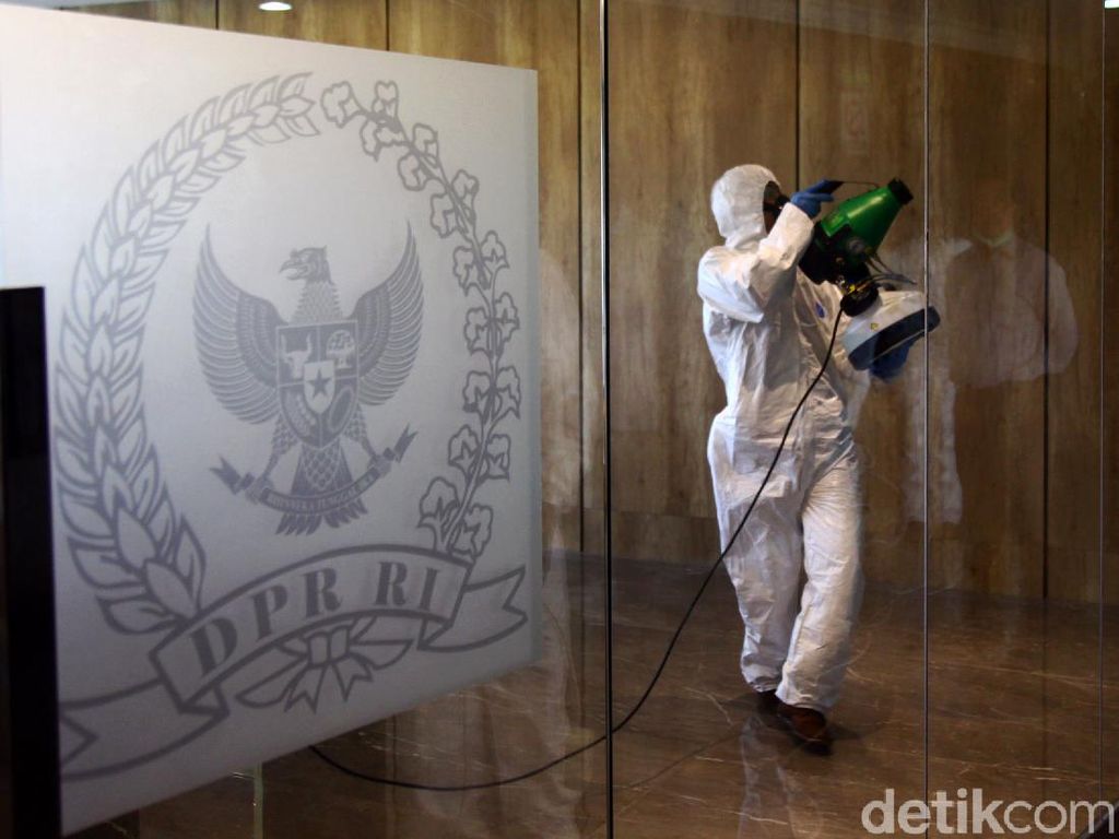 Giliran Gedung DPR Disterilkan dengan Disinfektan Giliran Gedung DPR Disterilkan dengan Disinfektan
