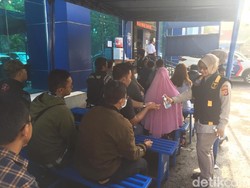 Pelayanan SIM-SKCK di Bandung Tetap Buka, Warga Diberi Hand Sanitizer