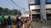 Potret Antrean Penumpang Meluber hingga Keluar Stasiun MRT