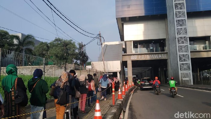 Kondisi Antrean Stasiun MRT Fatmawati pagi ini