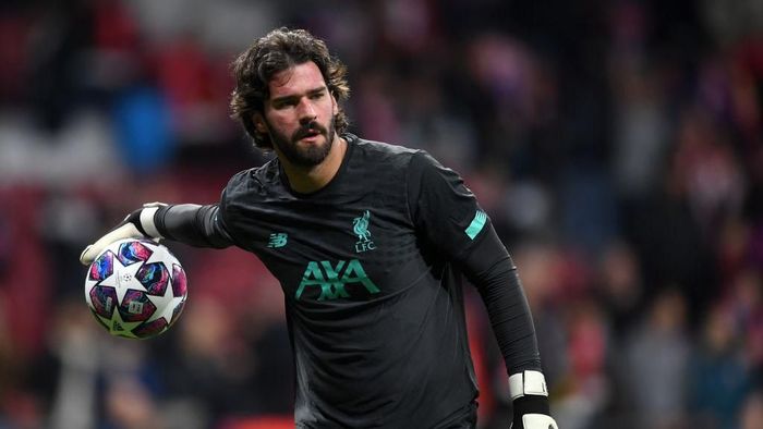 Alisson Becker MADRID, SPAIN - FEBRUARY 18: Alisson Becker of Liverpool warms up prior to the UEFA Champions League round of 16 first leg match between Atletico Madrid and Liverpool FC at Wanda Metropolitano on February 18, 2020 in Madrid, Spain. (Photo by Michael Regan/Getty Images)