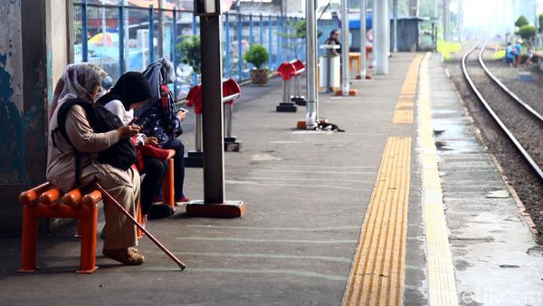 Imbas Wabah Corona, Penumpang di Stasiun Depok Berkurang
