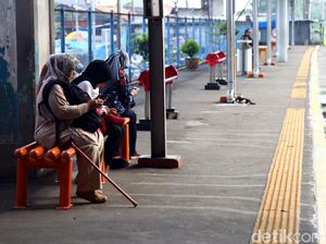 Imbas Wabah Corona, Penumpang di Stasiun Depok Berkurang