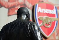 Thierry Henry diabadikan dengan patung di kandan Arsenal, Emirate Stadium