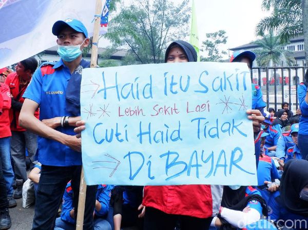 Buruh Demo Tolak RUU Omnibus Law di Gedung Sate