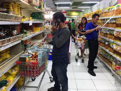 Penampakan Swalayan Diserbu Pembeli