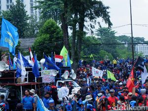 Buruh Demo di Gedung Sate: Kami Takut Corona, Tapi Lebih Takut Omnibus Law Buruh Demo di Gedung Sate: Kami Takut Corona, Tapi Lebih Takut Omnibus Law