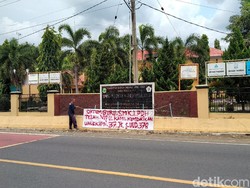 Spanduk Tagih Utang Pada Guru di Depan SMKN 1 Padaherang Bikin Geger