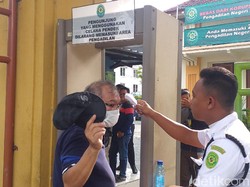 Cegah Corona, Terdakwa dan Hakim di PN Surabaya Tak Salaman Usai Sidang