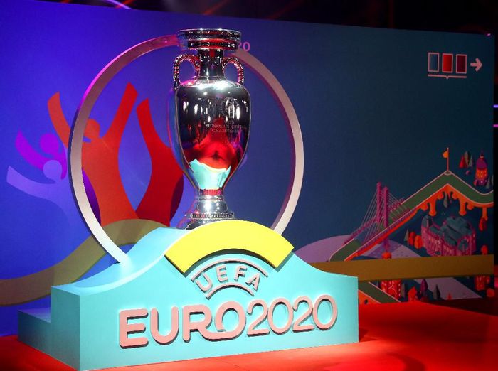 Piala Eropa 2020 BUCHAREST, ROMANIA - NOVEMBER 30: General view of a replica trophy is seen prior to the UEFA Euro 2020 Final Draw Ceremony at the Romexpo on November 30, 2019 in Bucharest, Romania. (Photo by Dean Mouhtaropoulos/Getty Images)