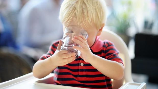 Ilustrasi anak minum air putih