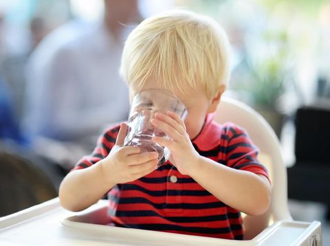 Anak minum air putih