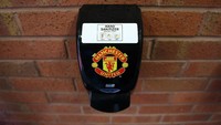 Hand sanitizer sempat disiapkan pihak klub seperti Manchester United di stadionnya sebelum Liga Inggris benar-benar disetop (Michael Regan/Getty Images)
