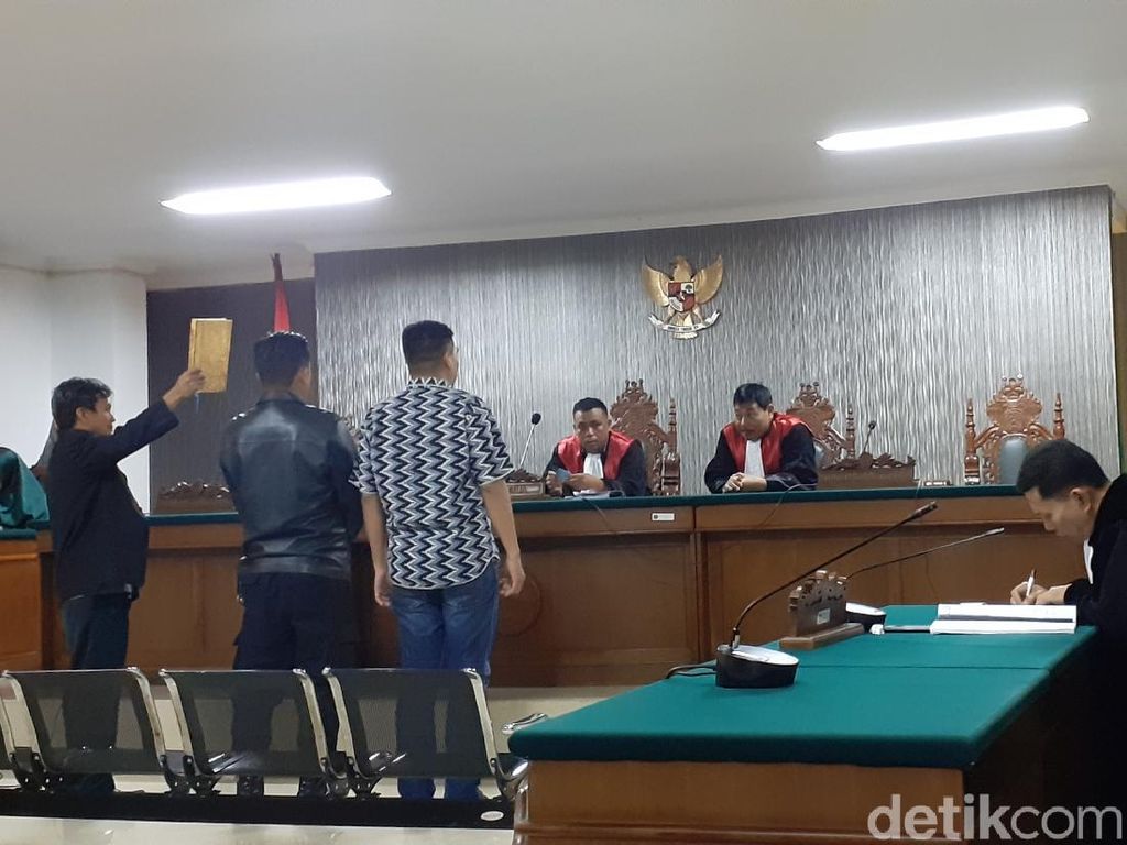 Eks Kasat Brimob Polda Sulsel Jadi Saksi Kasus Penipuan Mantan Bawahan Eks Kasat Brimob Polda Sulsel Jadi Saksi Kasus Penipuan Mantan Bawahan