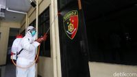 Polsek Menteng Juga Disemprot Disinfektan untuk Cegah Corona