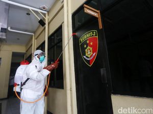 Polsek Menteng Juga Disemprot Disinfektan untuk Cegah Corona