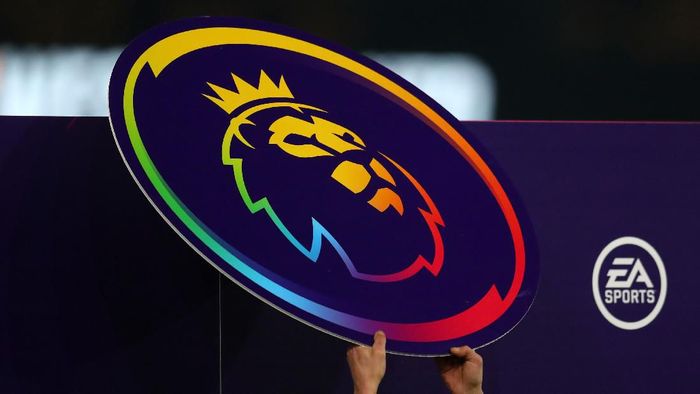 Logo Liga Inggris WOLVERHAMPTON, ENGLAND - DECEMBER 04: The Premier League Logo with Stonewall Rainbow Laces Branding is placed on the Handshake Board prior to the Premier League match between Wolverhampton Wanderers and West Ham United at Molineux on December 04, 2019 in Wolverhampton, United Kingdom. (Photo by Catherine Ivill/Getty Images)