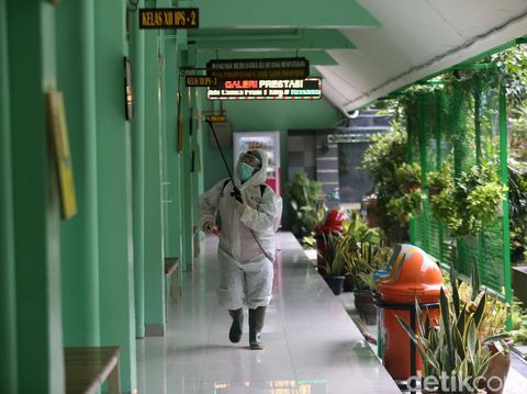 Penyemprotan disinfektan di sekolah