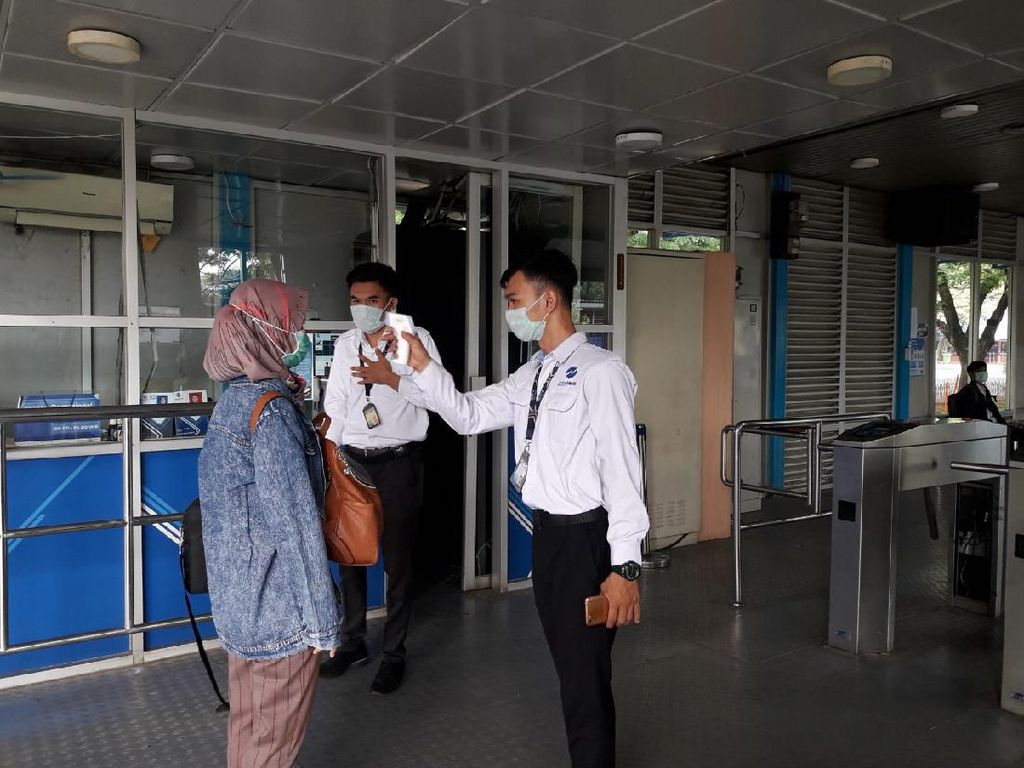 Sempat Antre Parah, Halte TransJakarta Ragunan Mulai Lengang Sempat Antre Parah, Halte TransJakarta Ragunan Mulai Lengang