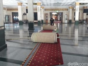 Karpet Masjid Agung Brebes Digulung, Jemaah Diminta Bawa Sajadah Sendiri