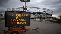 Berbagai pengumuman disiapkan pihak klub yang menjelaskan kalau sementara tidak ada pertandingan Liga Inggris, seperti di kandangnya West Ham ini (Justin Setterfield/Getty Images)