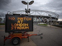 Berbagai pengumuman disiapkan pihak klub yang menjelaskan kalau sementara tidak ada pertandingan Liga Inggris, seperti di kandangnya West Ham ini (Justin Setterfield/Getty Images)