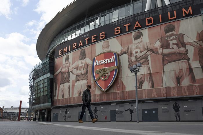Stadion Sepakbola Mati LONDON, ENGLAND - MARCH 13: A general view of the Emirates Stadium, home to Arsenal Football Club on March 13, 2020 in London, England. It has been announced that all football league matches, including the Premier League and Women’s Super League, have been postponed until at least April 3 in response to the threat of coronavirus. This follows UEFAs decision to suspend fixtures in the Champions League and the Europa League, as many top flight players enter self-isolation. (Photo by Dan Kitwood/Getty Images)